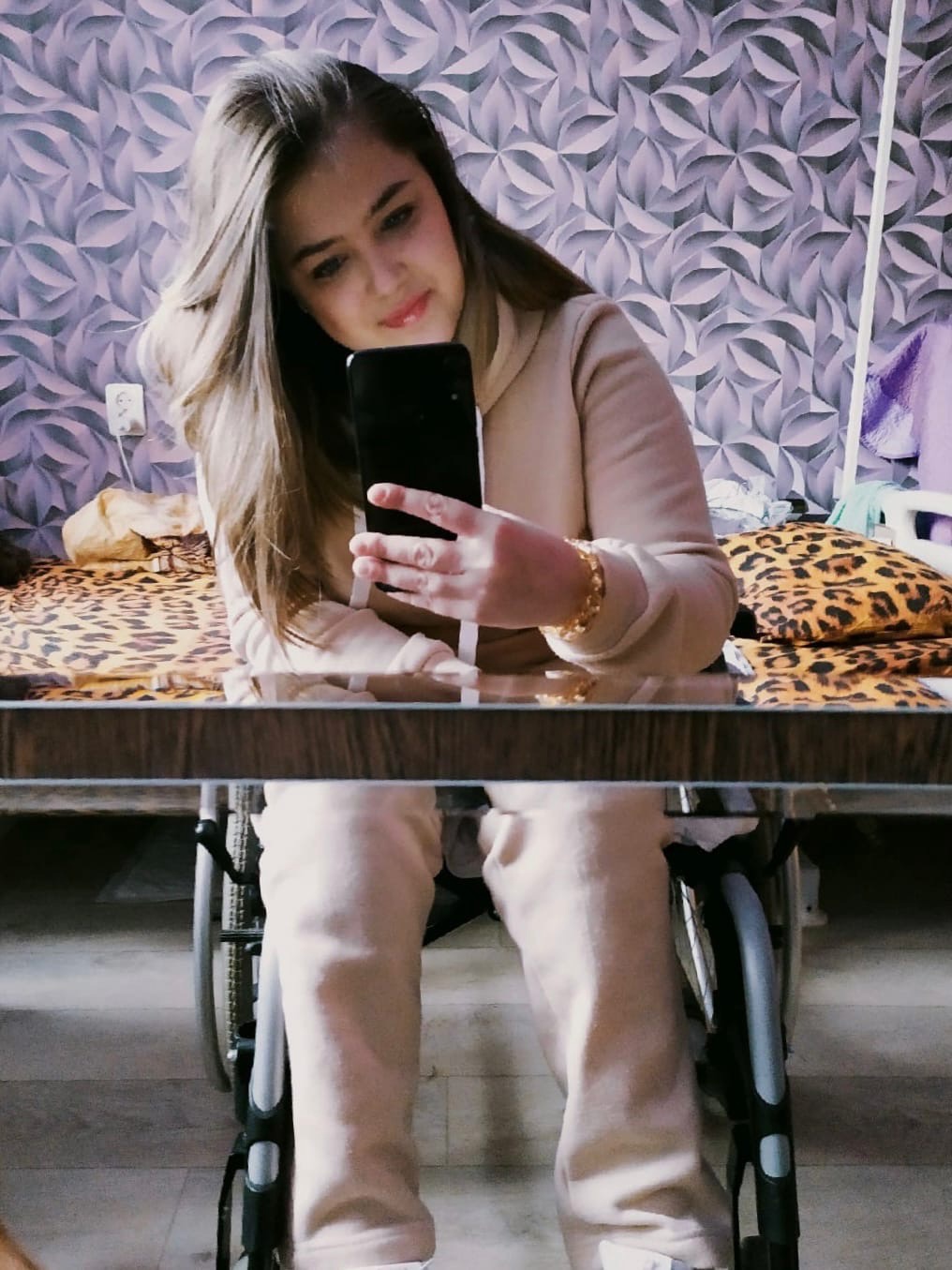 Сейчас девушка в инвалидной коляске