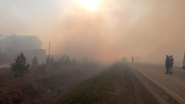 Всё окутано густым дымом. В пригороде Тюмени бушуют сильные ландшафтные пожары