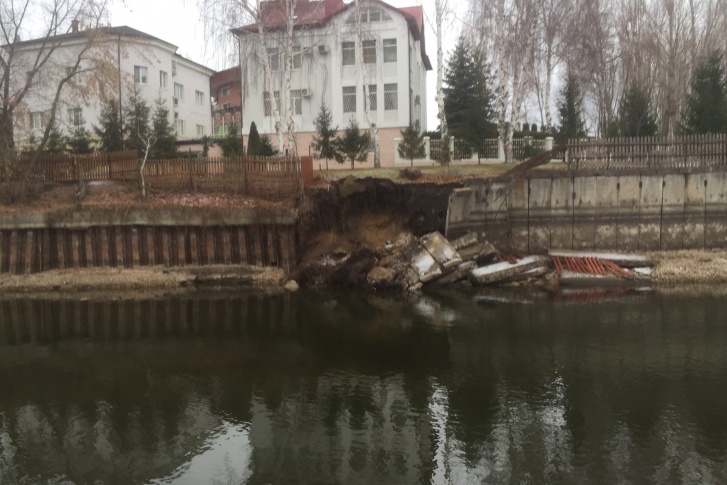 Коттеджи в нескольких метрах от разрушающегося берега Коттеджи в нескольких метрах от разрушающегося берега
