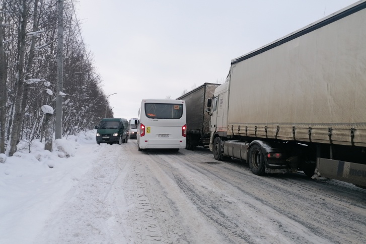 В такой непростой ситуации на днях оказались автомобилисты. Грузовладелец по ошибке отправил сразу <nobr class="_">50 машин</nobr> в терминал. Сейчас фур на дороге в разы меньше В такой непростой ситуации на днях оказались автомобилисты. Грузовладелец по ошибке отправил сразу <nobr class="_">50 машин</nobr> в терминал. Сейчас фур на дороге в разы меньше