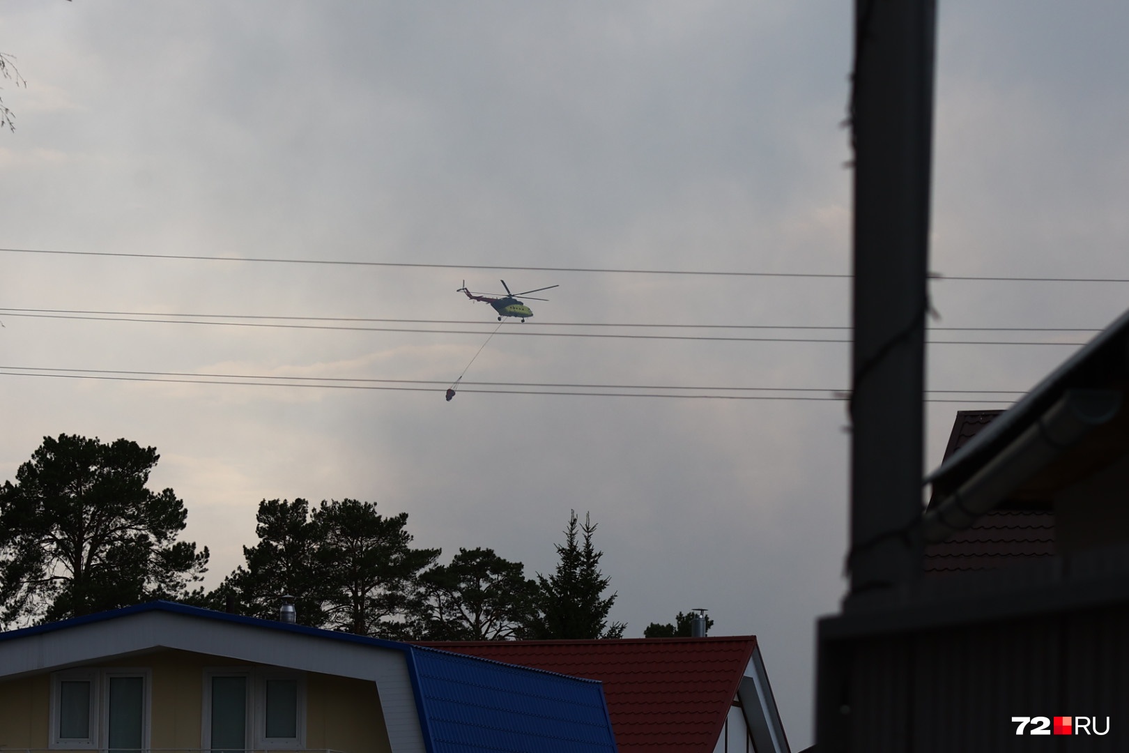 Пожарный вертолет периодически пролетает недалеко от СНТ «В Бору»