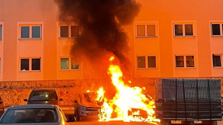 «Услышали громкий хлопок и взрыв»: в Екатеринбурге пламя охватило две машины и чуть не перешло на другие. Видео