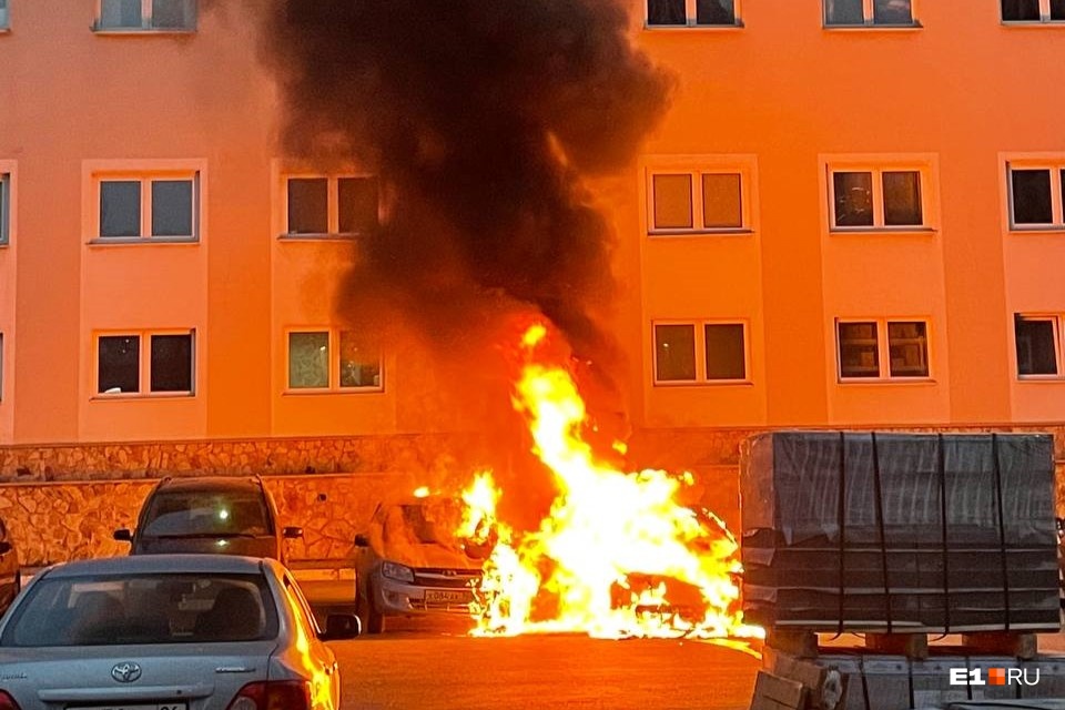 «Услышали громкий хлопок и взрыв»: в Екатеринбурге пламя охватило две машины и чуть не перешло на другие. Видео