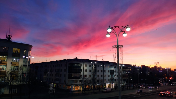 Екатеринбуржцы второй вечер подряд любовались красивейшим закатом. Публикуем 12 лучших фото