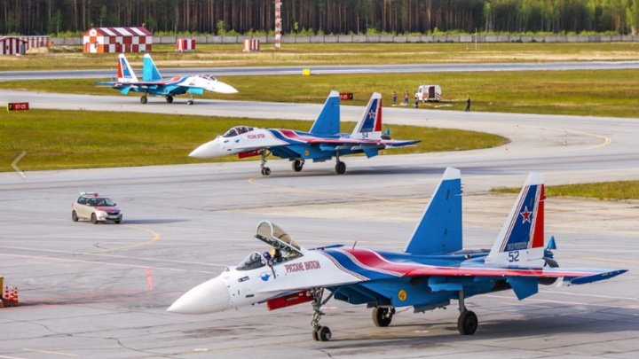 Пилотажная группа «Русские Витязи» приземлилась в аэропорту Сургута