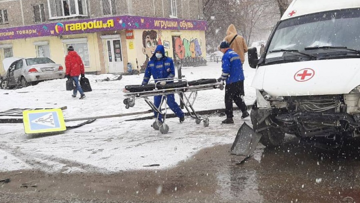«Все в крови»: пострадавшая в ДТП рассказала, как Mitsubishi снесла пешеходов в Екатеринбурге