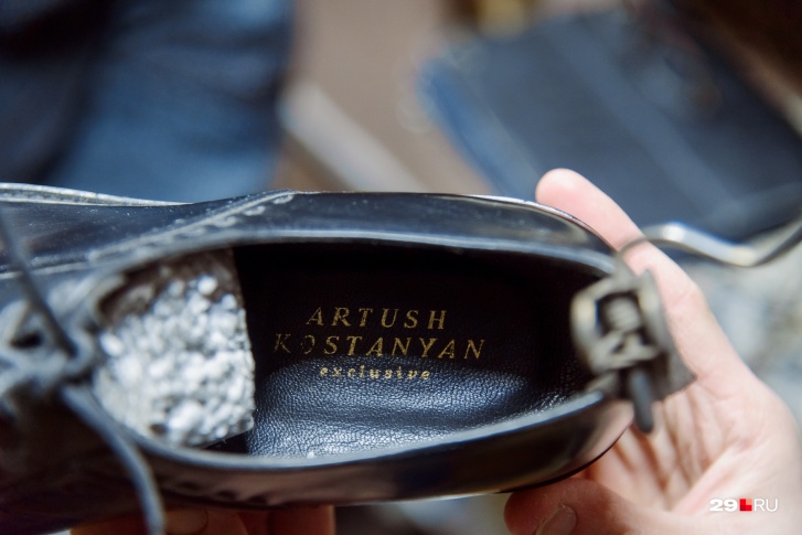 На обуви, которую лично делает Артуш Костанян, проставлено его имя