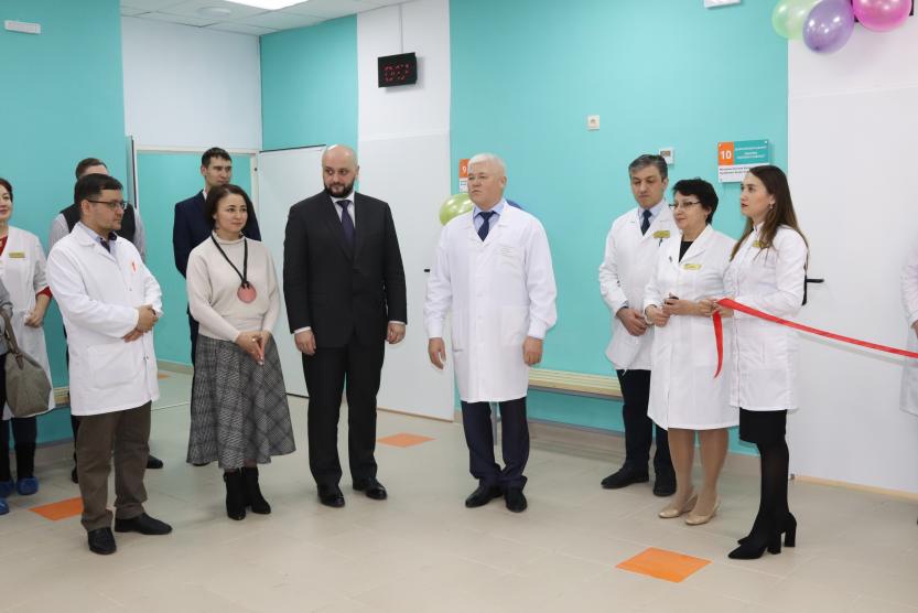 Игорь Засядкин (на фото — в костюме в центре) на открытии больничного отделения