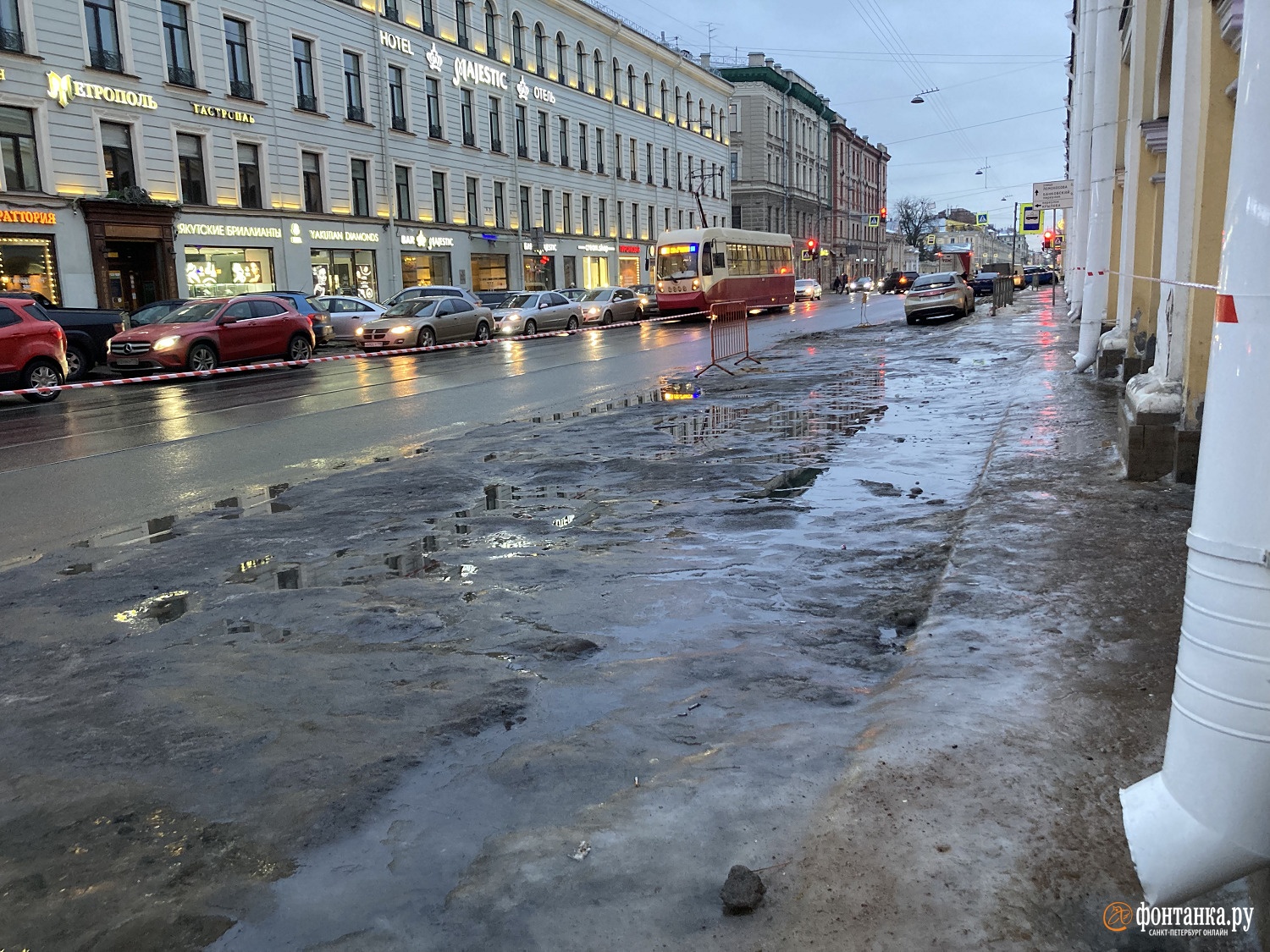 Новости спб сегодня фонтанка. Лужа фото. Лисы на Неве Фонтанка. Фото Петербург Петра берега Невы. По лужам плывут автобусы.