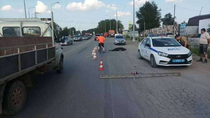 В Екатеринбурге КАМАЗ насмерть сбил пешехода на обочине. Рассказываем, что известно о смертельной аварии