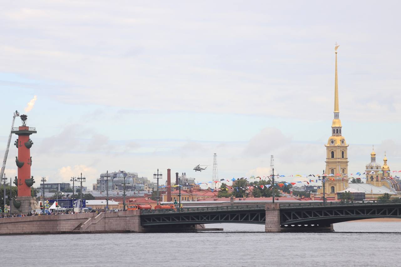 В Петербурге зажгли Ростральные колонны. «Фонтанка» ведёт прямую трансляцию с парада в честь Дня ВМФ