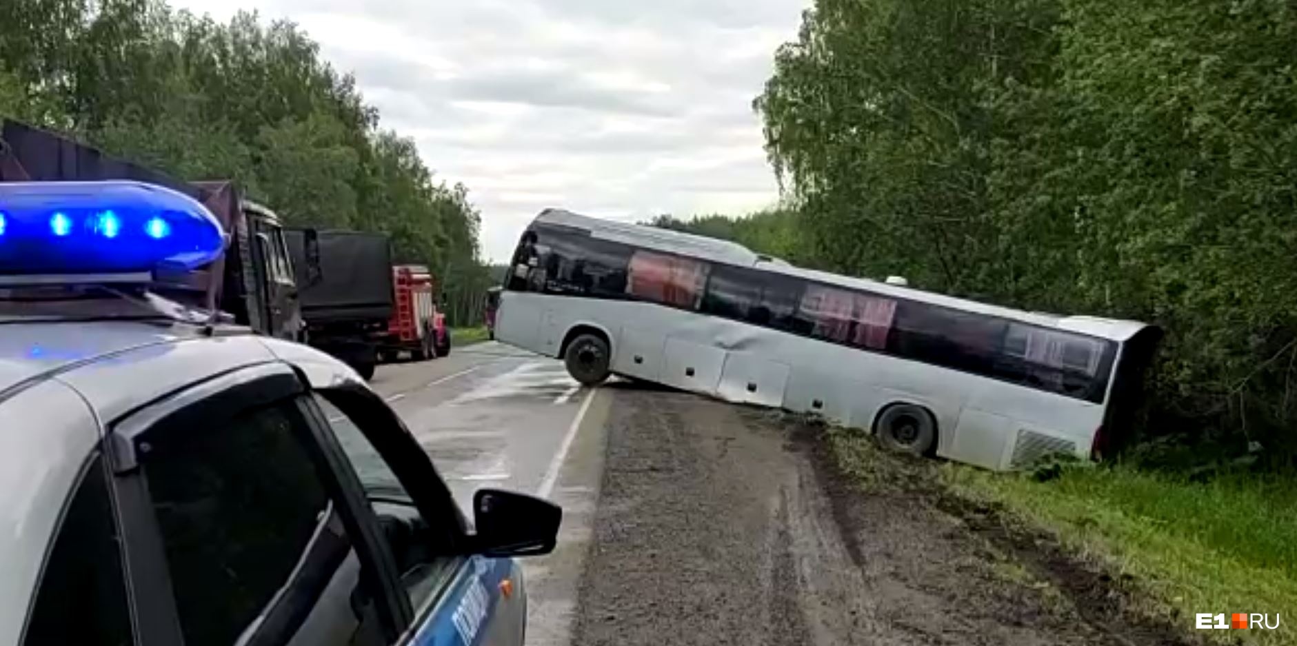 В Свердловской области на ровной дороге огромный автобус вдруг свалился в кювет: видео ДТП