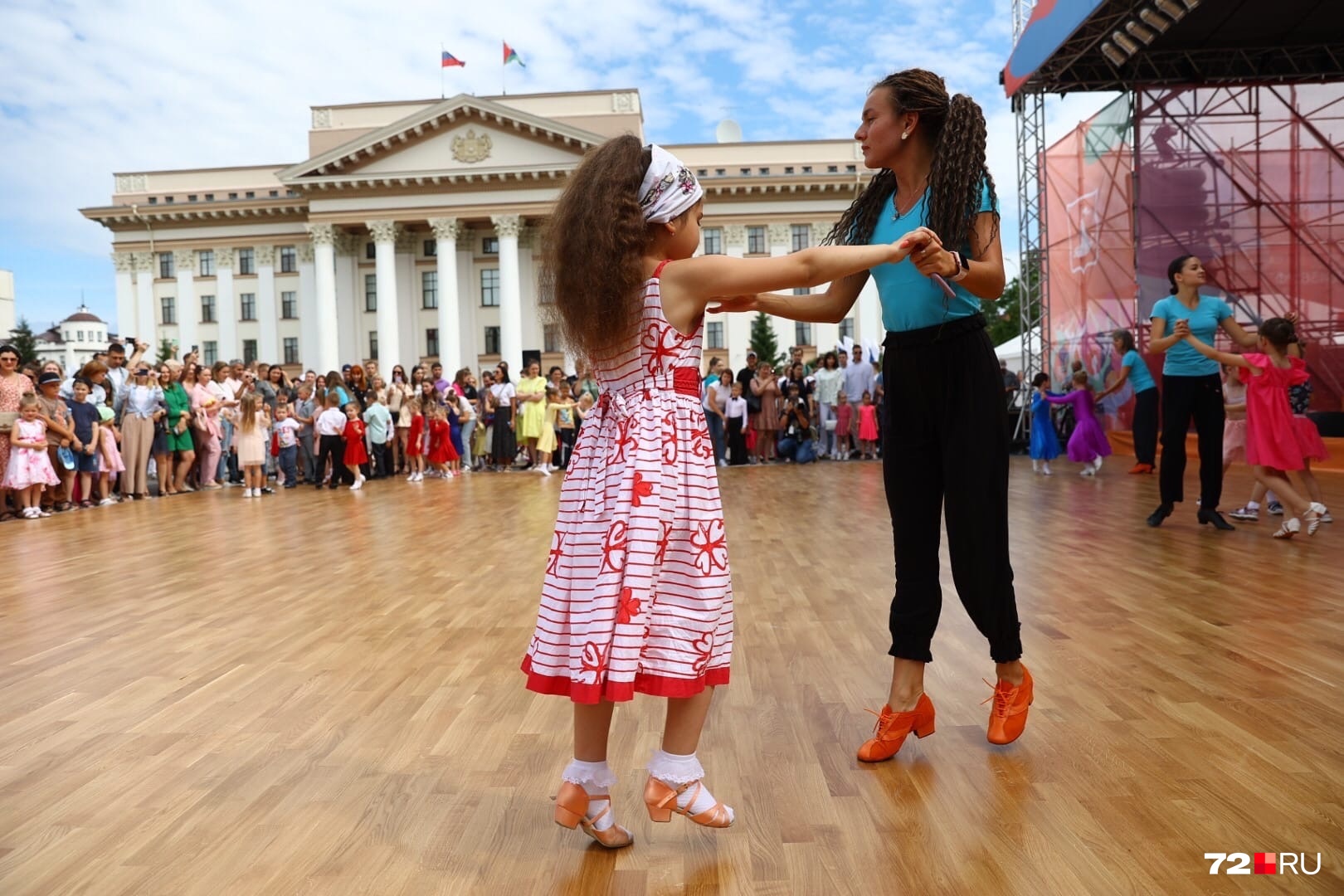После торжественной речи мэра на Центральной площади начались танцы