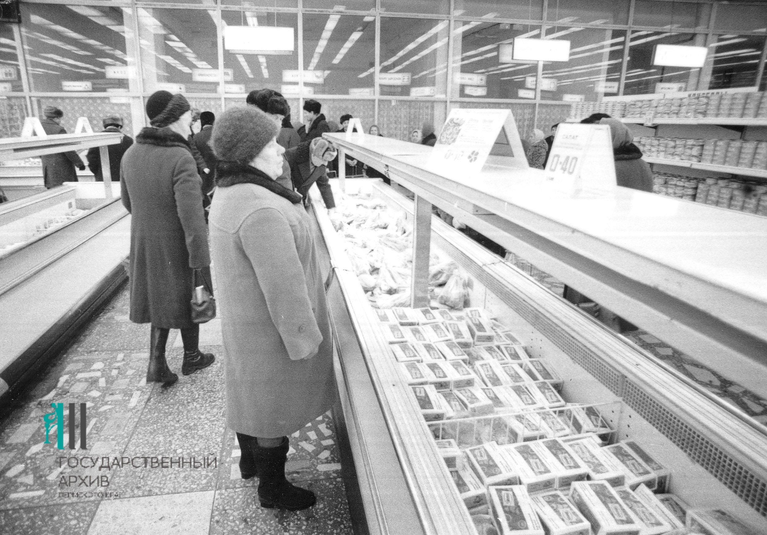 По современным меркам, полки «Универсама» советского периода выглядят пустовато (1983 год) По современным меркам, полки «Универсама» советского периода выглядят пустовато (1983 год)