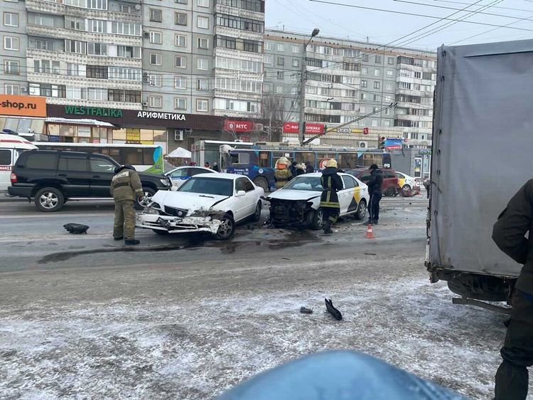 19-летний водитель устроил тройное ДТП на 10-летия Октября. Пострадал пассажир такси