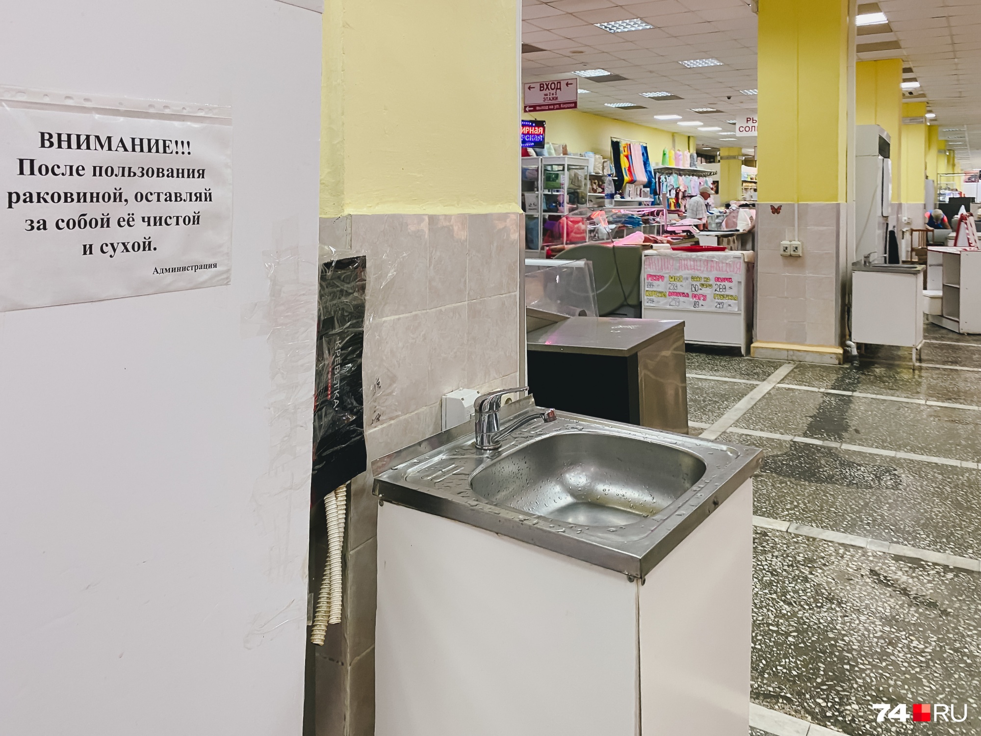 Порой здесь можно встретить удивительное соседство с действующими прилавками Порой здесь можно встретить удивительное соседство с действующими прилавками