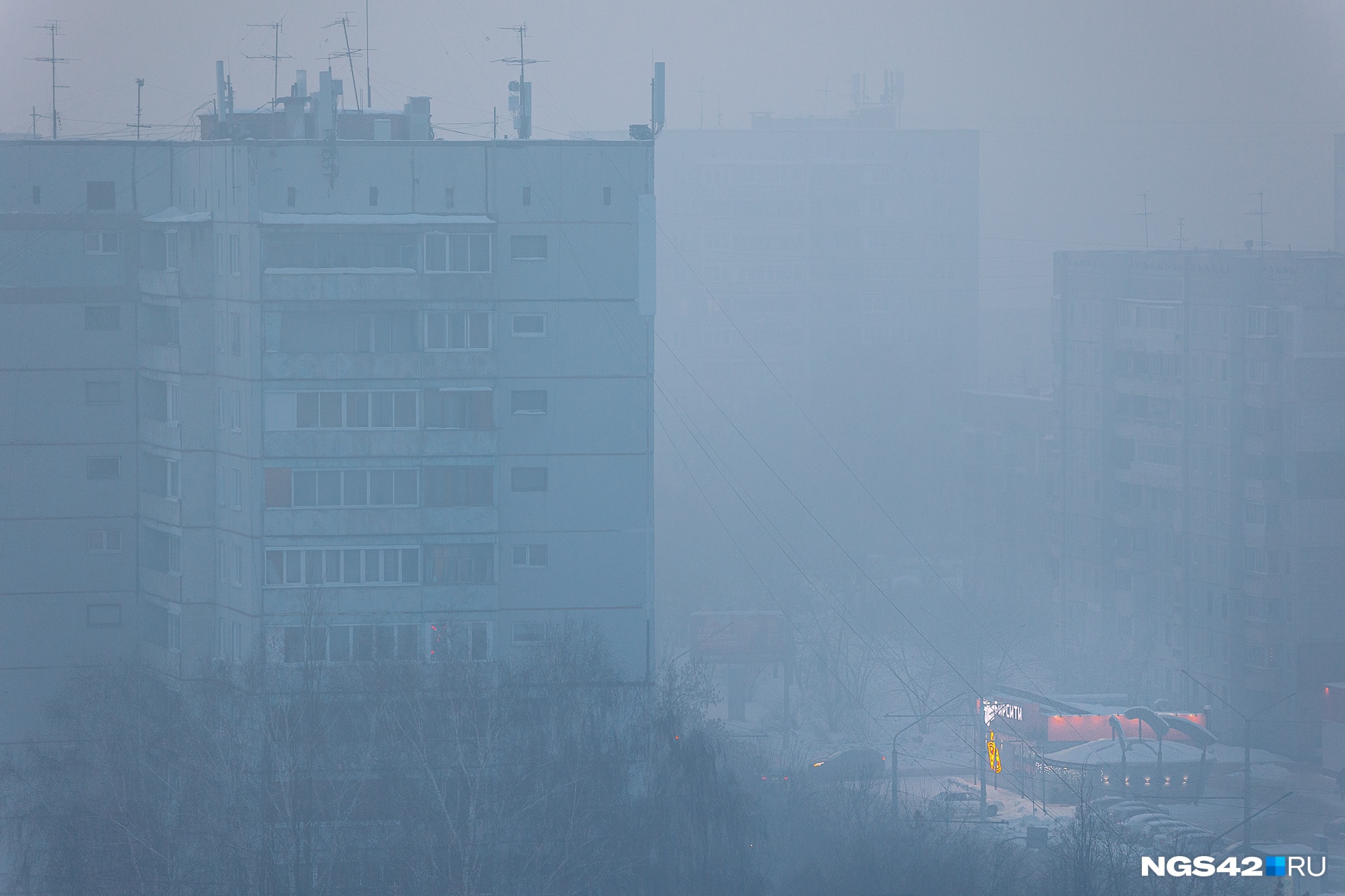 Жители утверждают, что воздух пахнет химией, а не сгоревшим углем или дровами Жители утверждают, что воздух пахнет химией, а не сгоревшим углем или дровами