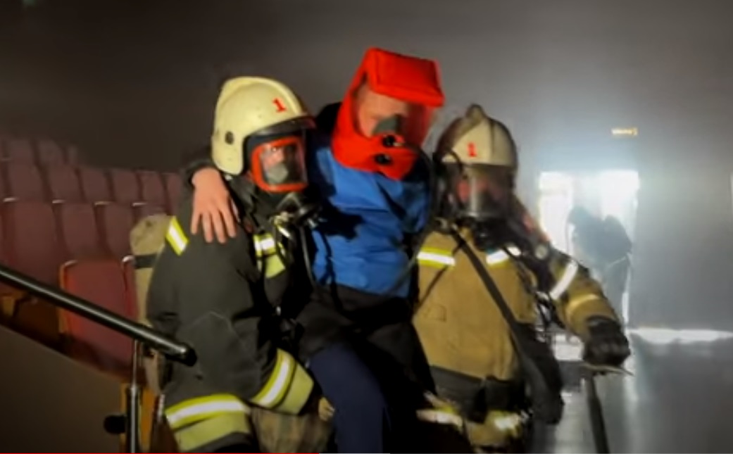 Блогер-пожарный показал, как спасатели выносили людей из ЦК «Урал»