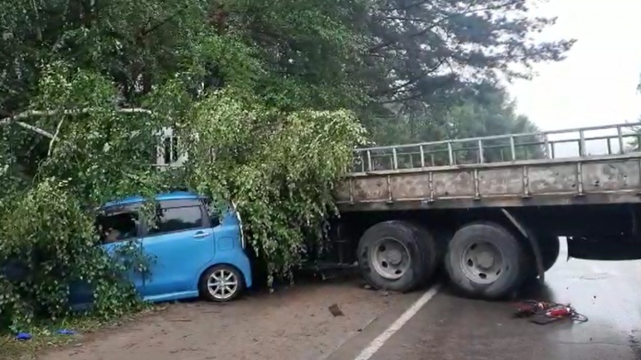 Легковушка столкнулась с грузовиком в Ангарске, погибли два человека