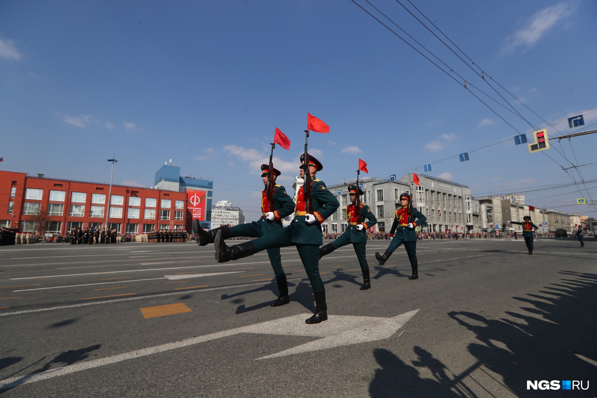 На площади парад собрались посмотреть тысячи новосибирцев