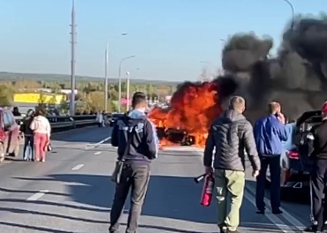 В Перми на Коммунальном мосту из-за горящей машины образовалась пробка