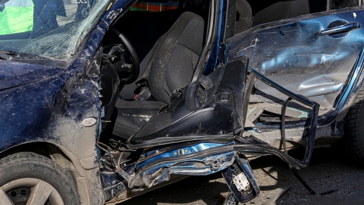 Водитель погиб, 6-летняя девочка пострадала. В Лысковском районе столкнулись три автомобиля