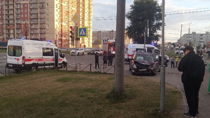 В Архангельске столкнулись две машины: в одной из них ехали трое детей
