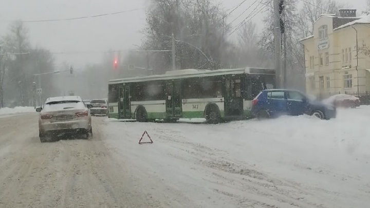 В Ярославле автобус с пассажирами угодил в ДТП
