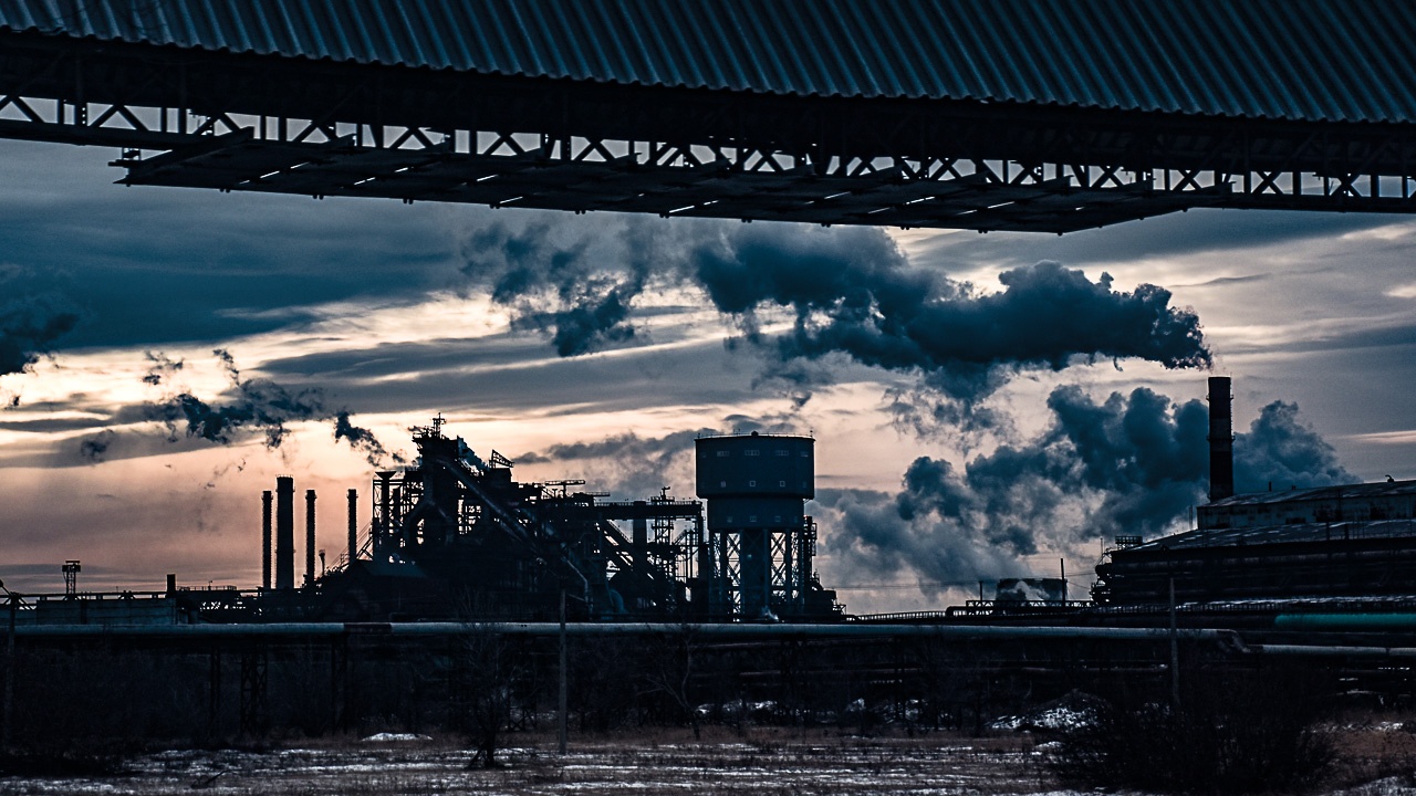 В наследство от советских времен Челябинску достались несколько металлургических предприятий, построенных без мыслей об экологии. Снижение вреда — работа в принципе долгая, а теперь она, скорее всего, растянется на неопределенный срок