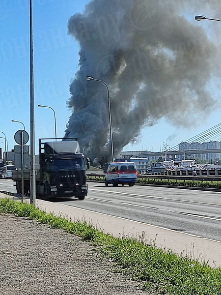 У речного вокзала в Петербурге сильный пожар. Столб дыма видно на другом берегу