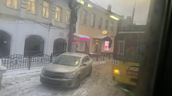 В центре Ярославля троллейбус столкнулся с туристическим автобусом