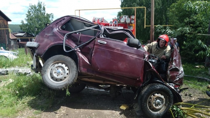 Машина стала грудой металла: в Свердловской области мужчина на «Ниве» влетел в дом