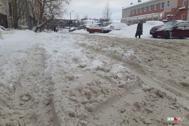 17 января улица Гагарина в Архангельске выглядит так: пройти и проехать здесь сложно