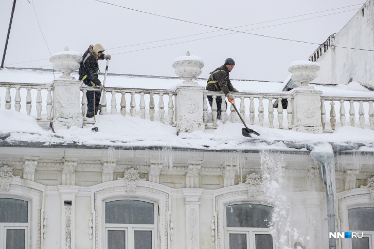 Чистить снег на крышах всё же должны специалисты