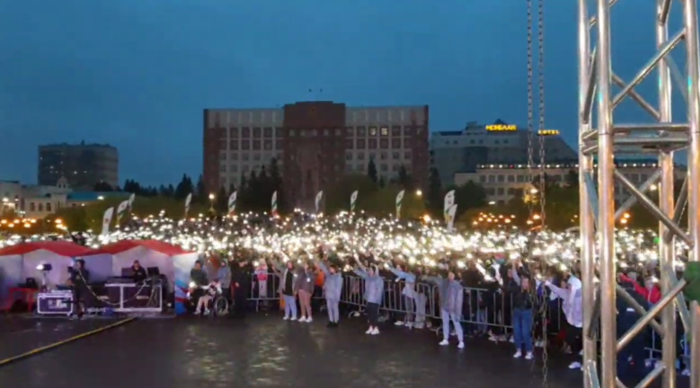 Баяр Барадиев на концерте к Дню города Читы снял флешмоб с фонариками