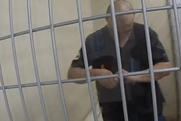 Во время полета мужчина хватал бортпроводника и сидящих впереди людей за одежду, бил ногами в спинки кресел Во время полета мужчина хватал бортпроводника и сидящих впереди людей за одежду, бил ногами в спинки кресел
