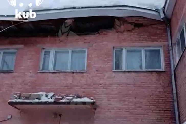 Судя по видео, обрушилась не только крыша, но и часть кирпичной стены
