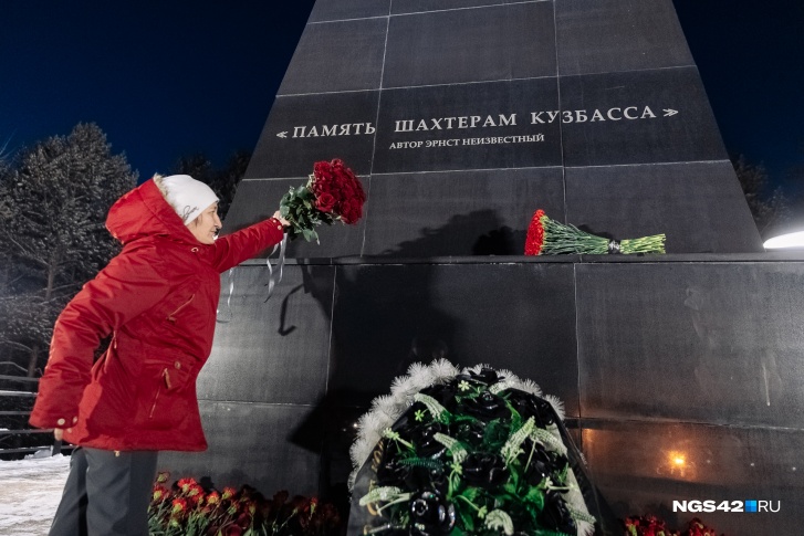 Кемеровчане несут цветы к памятнику шахтерам