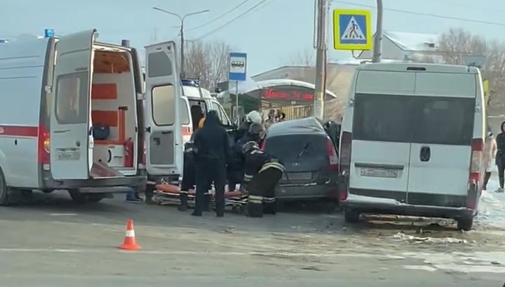 В Челябинске в ДТП с маршруткой пострадали четыре человека