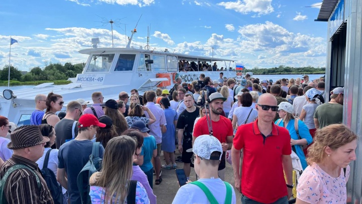 Сколько людей еще хочет попасть к Новодвинской крепости: смотрим фото и удивляемся