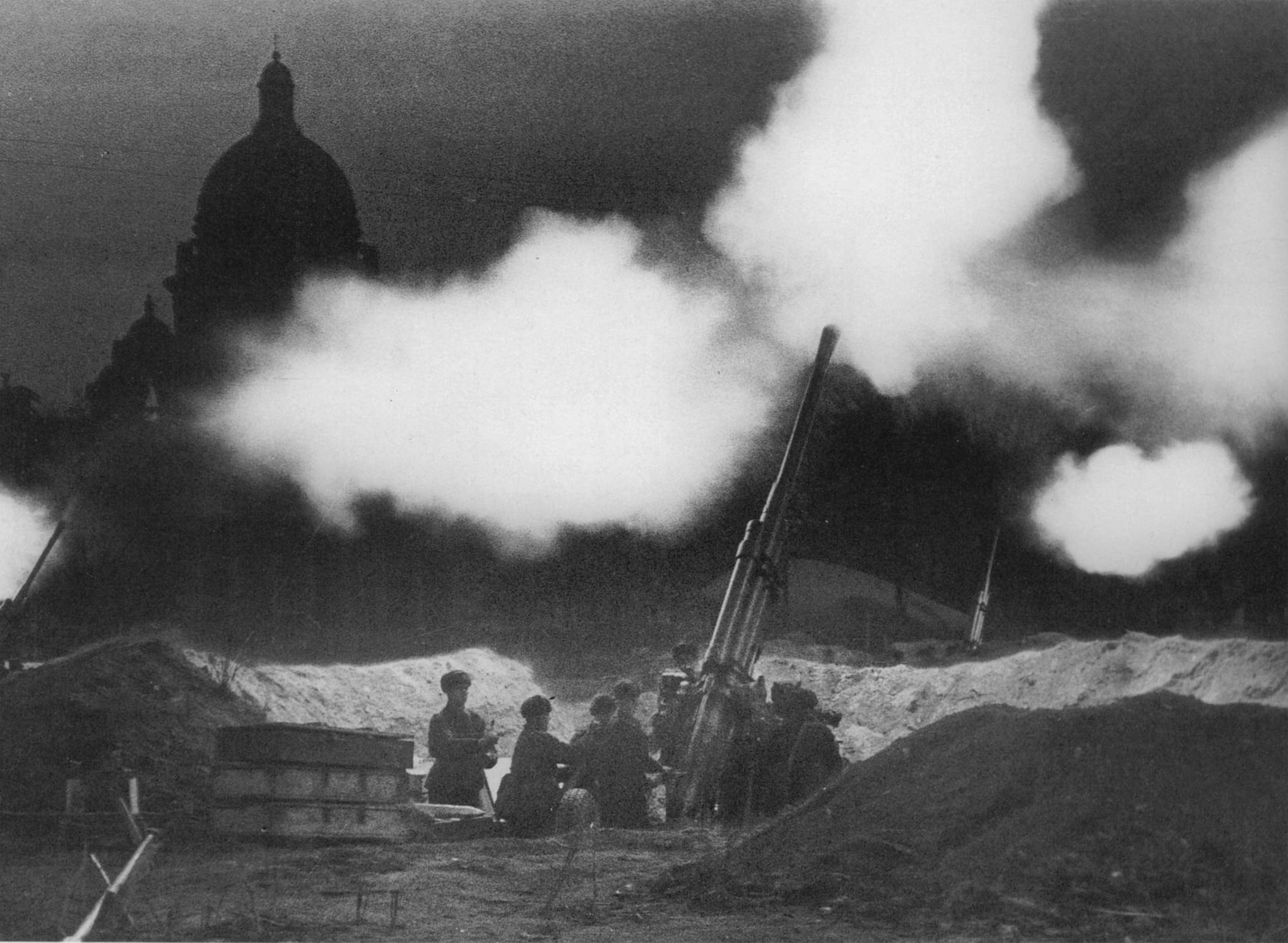 Отражение авианалёта на Ленинград возле Исаакиевского собора, 1941.