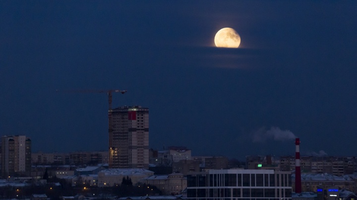 Новосибирский астрофотограф сделал снимки полутеневого лунного затмения — показываем кадры