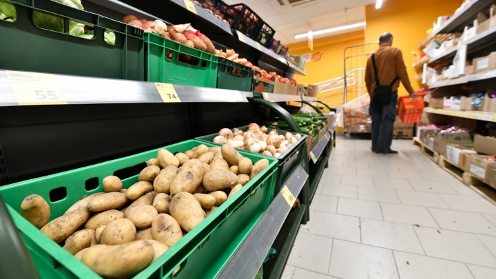 В магазинах Екатеринбурга заметили зеленую картошку. Насколько она опасна?