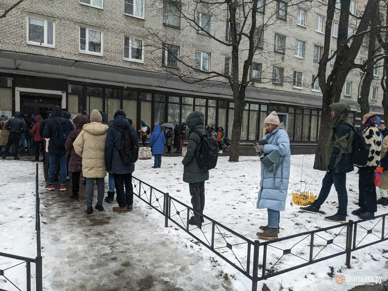 Подождем очереди. Очереди в Питере. Большая очередь. Очередь за пособием. Очередь в МФЦ.