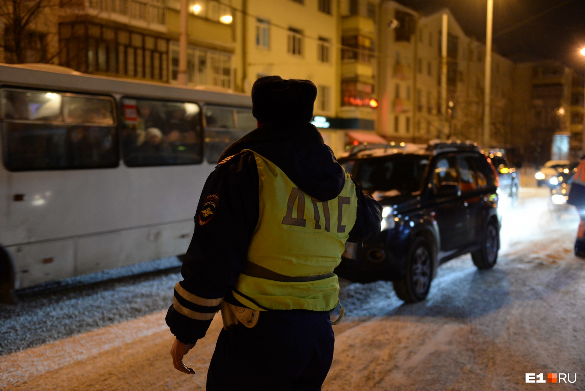 В Екатеринбурге хитрые инспекторы ДПС вымогали взятки с водителей при помощи настроенного алкотестера