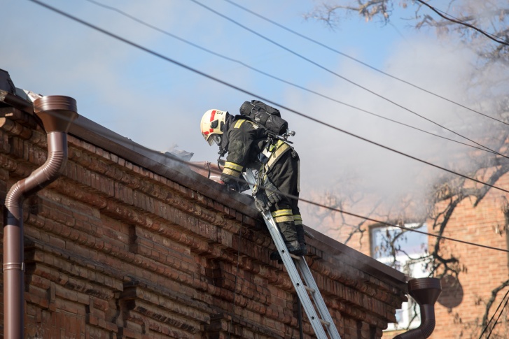 С огнем боролись почти полтора десятка пожарных