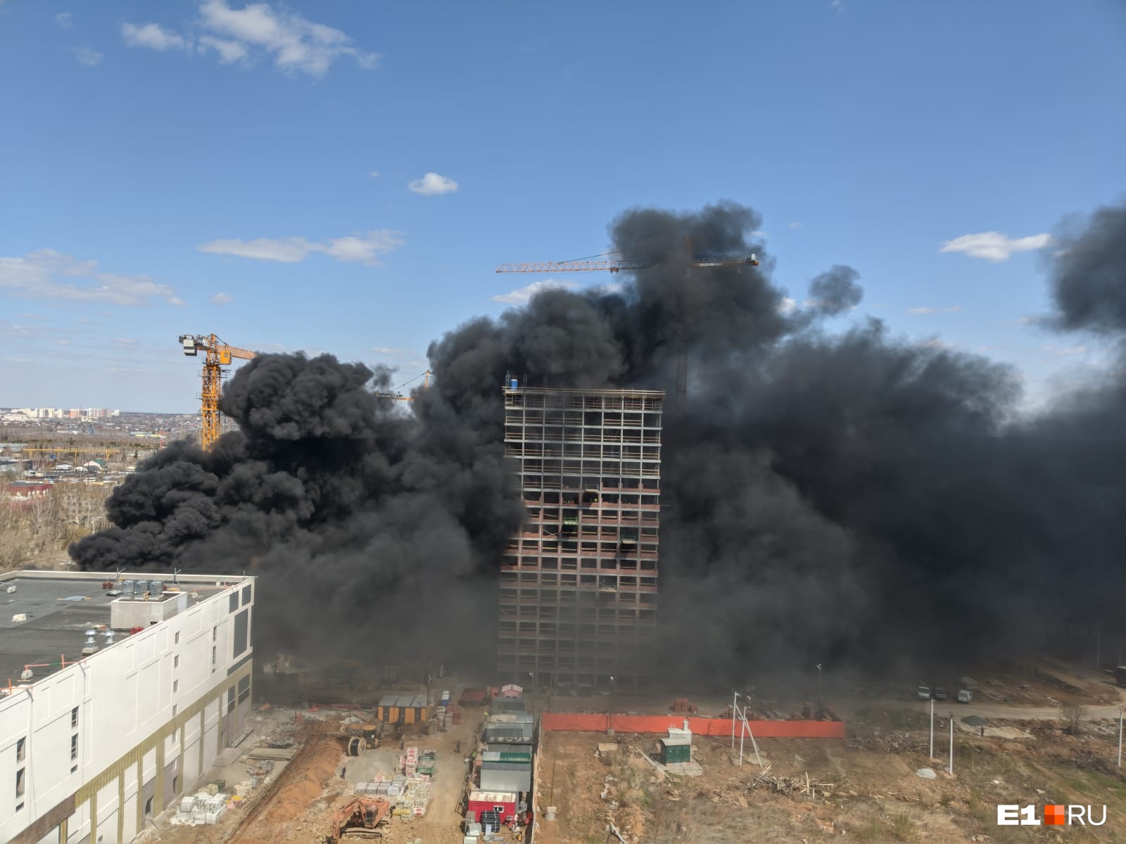 «Выгорает уже, стекла полетели». В Екатеринбурге загорелся паркинг у торгового центра Veer Mall