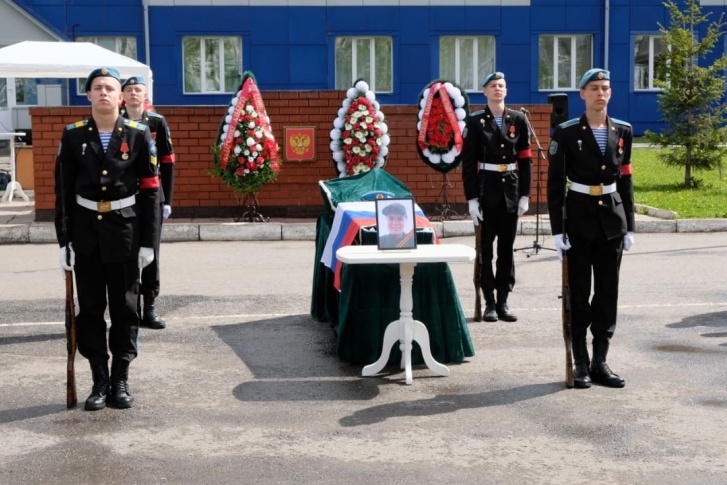 Проводить в последний путь собрались родные и близкие Альберта Аллагулова, друзья, одноклассники и учителя Проводить в последний путь собрались родные и близкие Альберта Аллагулова, друзья, одноклассники и учителя