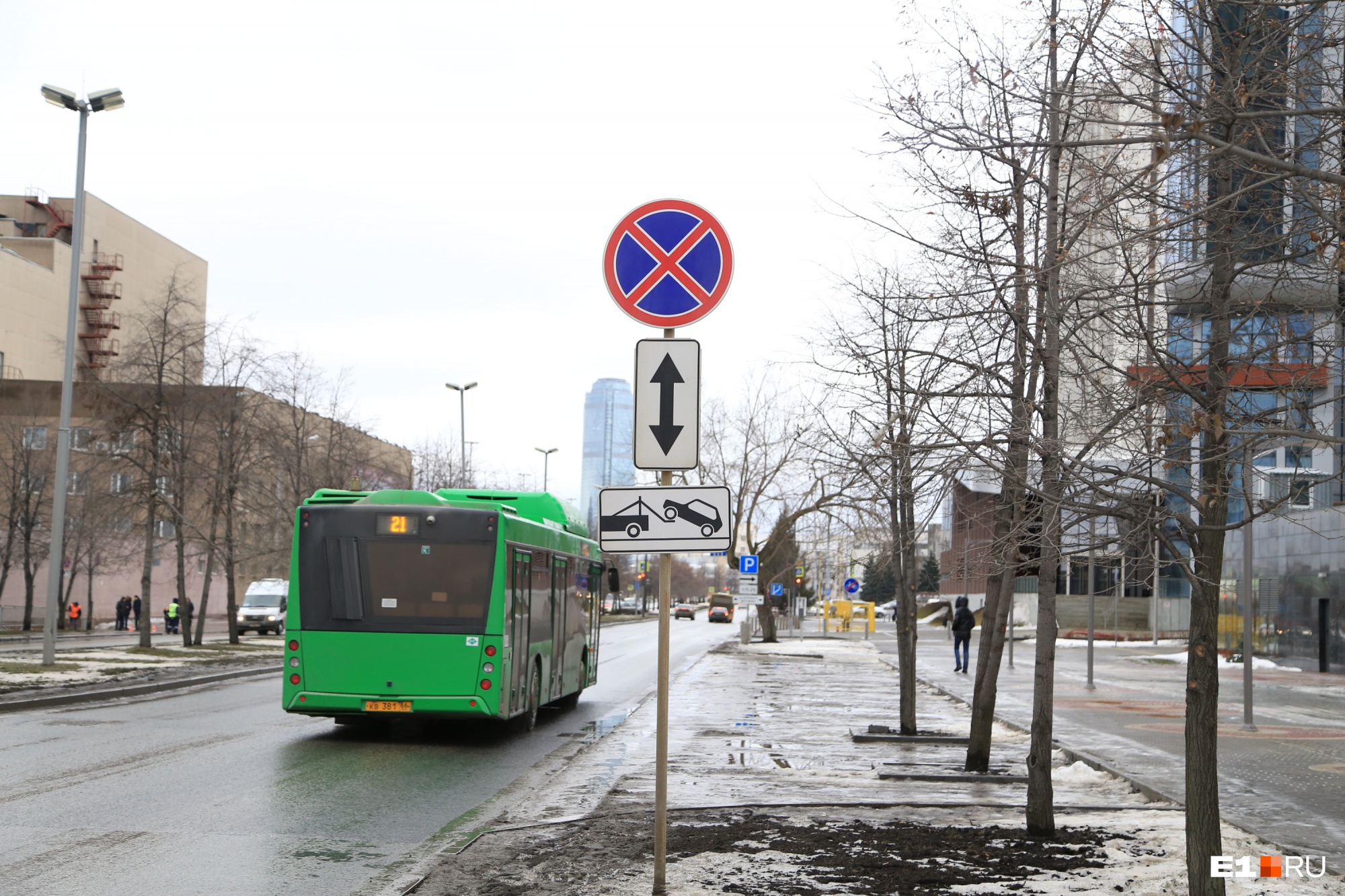 В Екатеринбурге водителям запретили остановку еще на пяти улицах. Публикуем карту