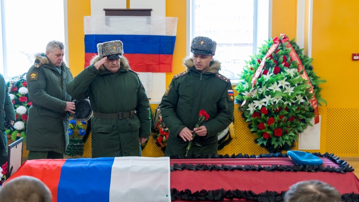 «Про спецоперацию никому не говорил, кроме любимой»: в Красноярске похоронили десантника, погибшего на Украине